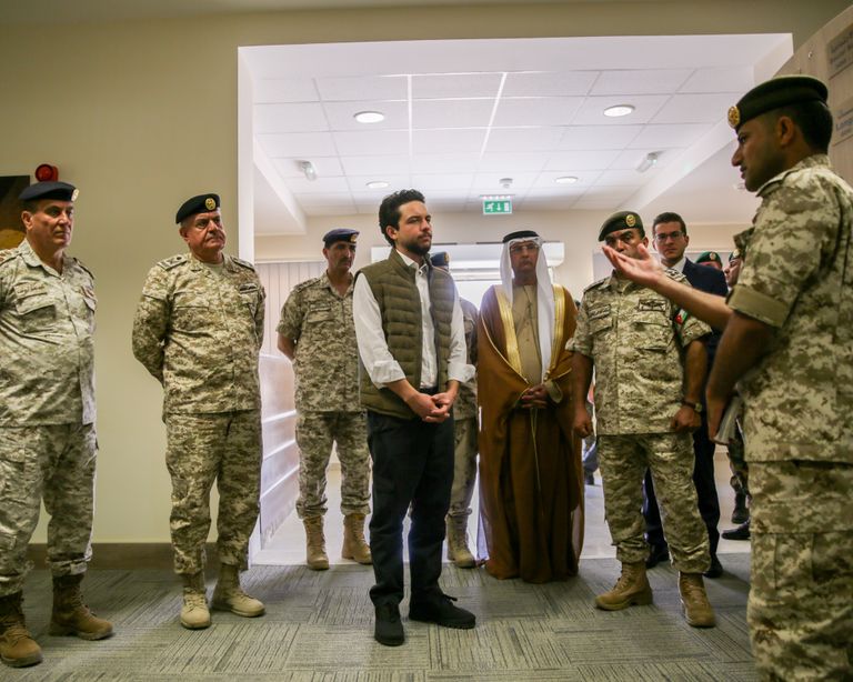 ولي العهد الأردني الأمير الحسين بن عبدالله الثاني خلال افتتاح مدينة الشيخ محمد بن زايد التدريبية 