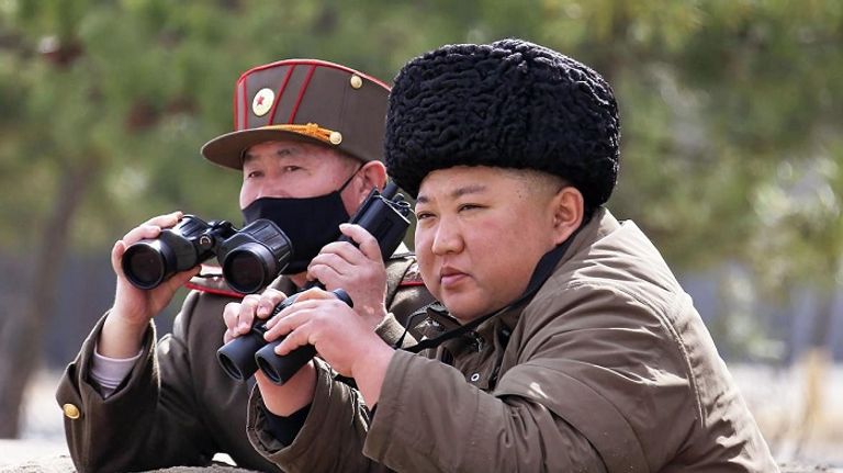 كيم جونج أون بلا أقنعة أثناء إشرافه على المناورة كيم جونج أون أثناء متابعة المناورة الأخيرة - ميرور