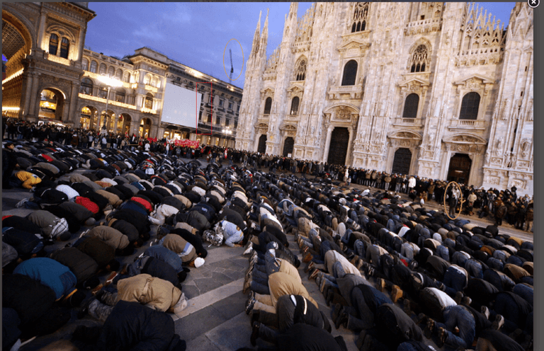 صورة ملتقطة من الشاشة في 9 مارس 2020 عن Il Giornale سيدة تتجول في شوارع إيطاليا مرتدية كمامة خشية كورونا