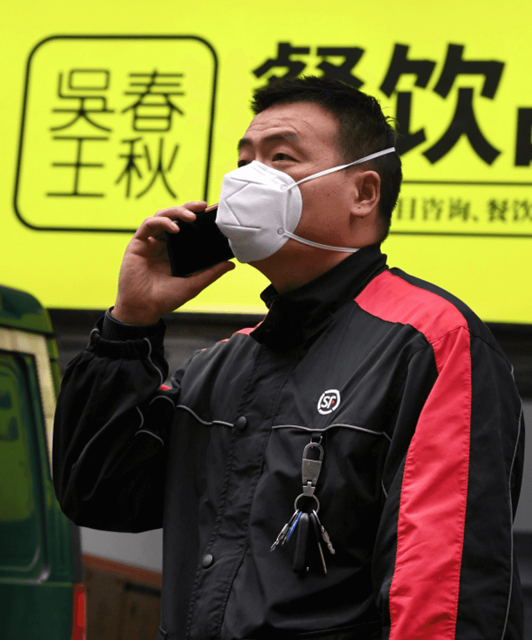 يونج ينقل أفراد الطاقم الطبي بأحد مستشفيات ووهان