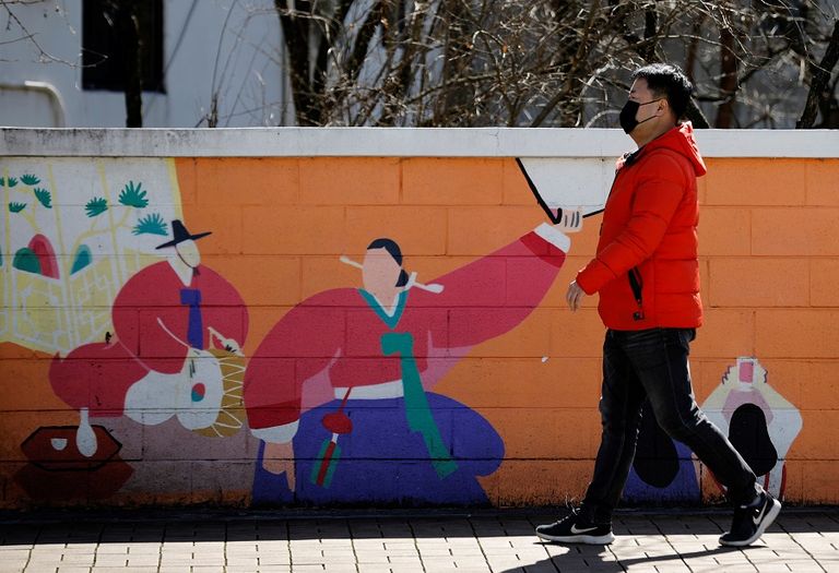 رجل يرتدي كمامة للوقاية من فيروس كورونا