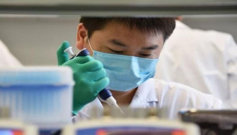 عالم صيني أثناء إجراء التجارب على فيروس كورونا الجديد