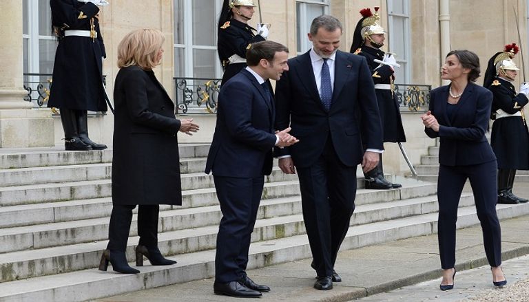 رئيس فرنسا وملك إسبانيا يمتنعان عن المصافحة خلال زيارة الأخير للعاصمة باريس   ماكرون يستخدم التحية الهندية لتحية ملك إسبانيا خلال زيارته لفرنسا