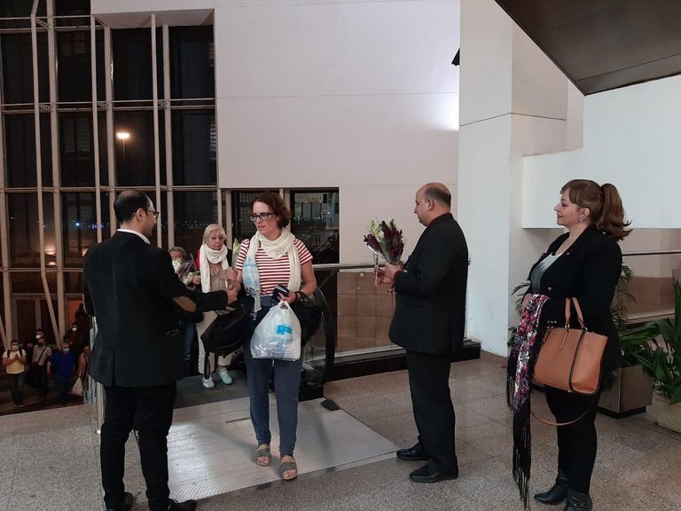 أعضاء من مكاتب تنشيط السياحة يودعون وفود مغادرة مصر