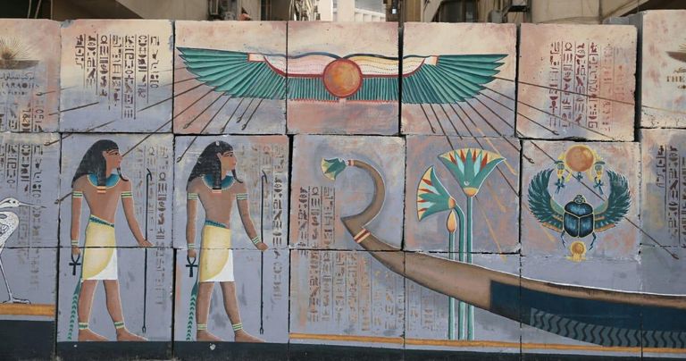 جداريات لتزيين طرق موكب المومياوات الملكية مجموعة من المشاركين في تصميم الجداريات مع وزير السياحة والآثار المصري