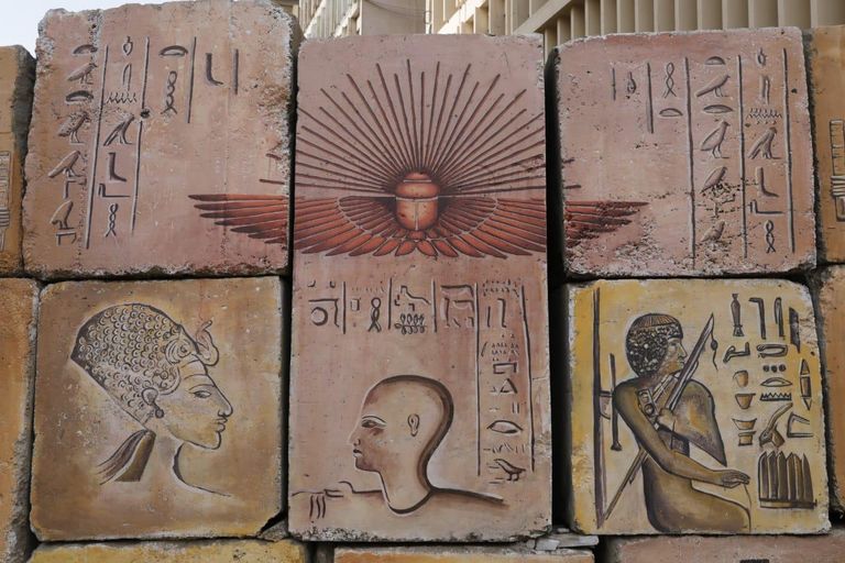 جداريات لتزيين طرق موكب المومياوات الملكية مجموعة من المشاركين في تصميم الجداريات مع وزير السياحة والآثار المصري