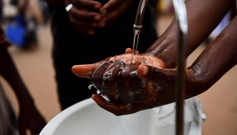 غسل اليدين جيدا من أهم إجراءات منع انتشار فيروس كورونا الجديد