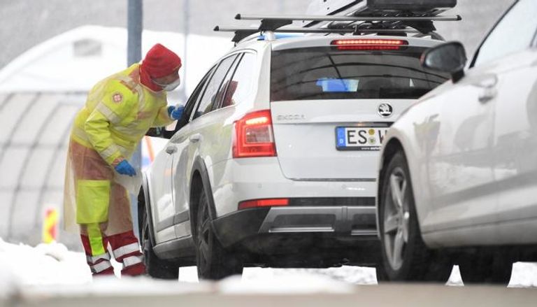 طبيب في النمسا يفحص درجة حرارة سائق قادم من إيطاليا