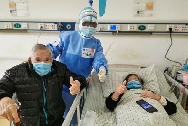 العالم الصيني وزوجته أثناء وجودهما في المستشفى بعد تعافيهما من فيروس كورونا المسجد العالم الصيني وزوجته قبل تشخيص إصابتهما بـ"كوفيد-19"