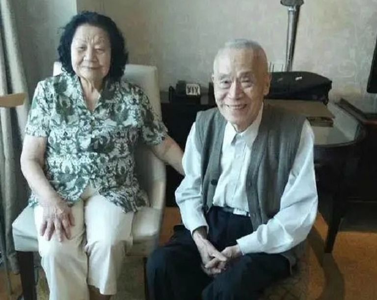 العالم الصيني وزوجته قبل تشخيص إصابتهما بفيروس كورونا الجديد العالم الصيني وزوجته قبل تشخيص إصابتهما بـ"كوفيد-19"