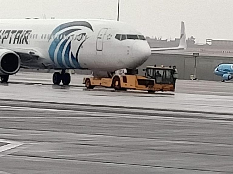 إحدى رحلات مصر للطيران تستعد للإقلاع اليوم