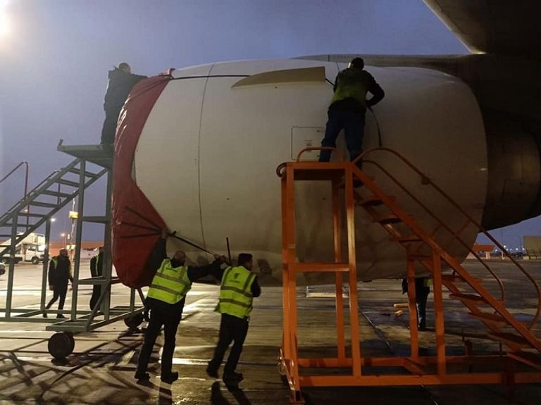 إحدى رحلات مصر للطيران تستعد للإقلاع اليوم