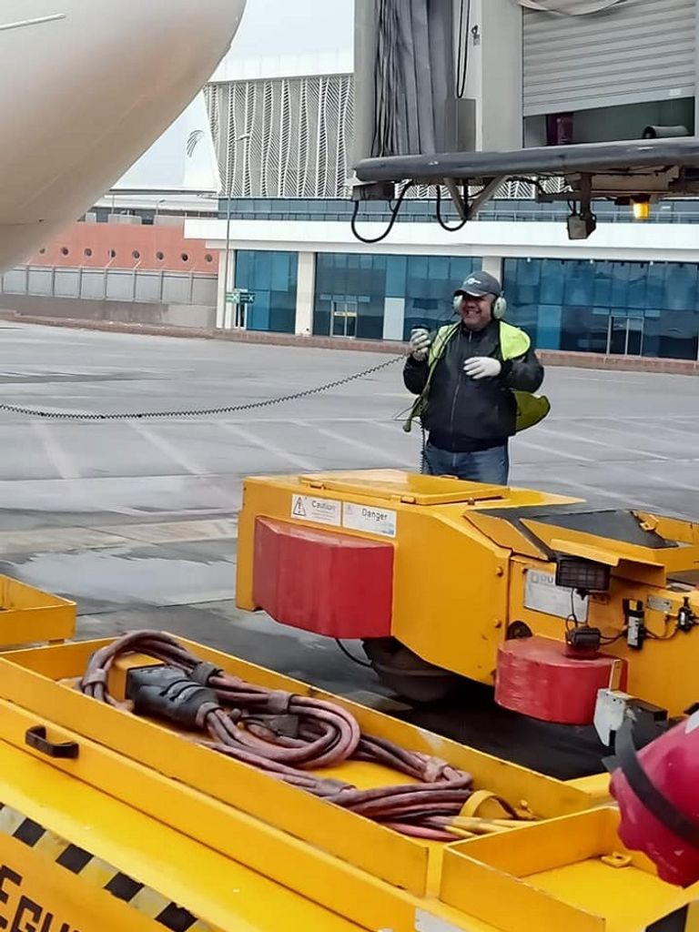 إحدى رحلات مصر للطيران تستعد للإقلاع اليوم