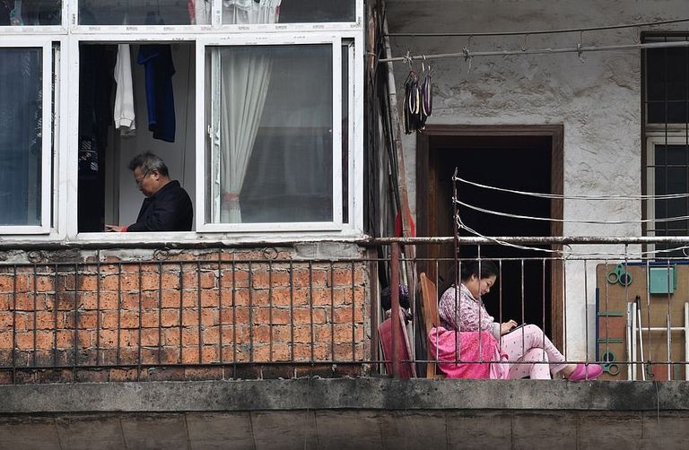 أحد سكان المدينة أثناء تناوله وجبة الغداء من شرفة منزله