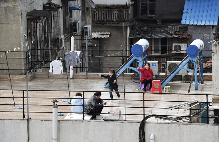 أحد سكان المدينة أثناء تناوله وجبة الغداء من شرفة منزله