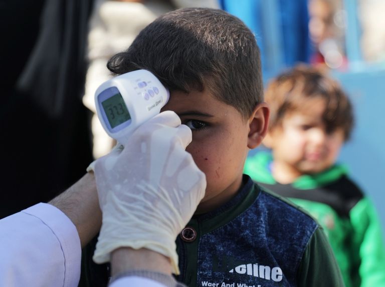 الكشف على طفل سوري