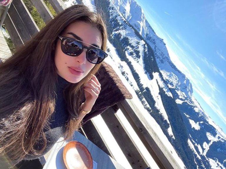 الفنانة ياسمين صبري ترتدي نظارة شمس
