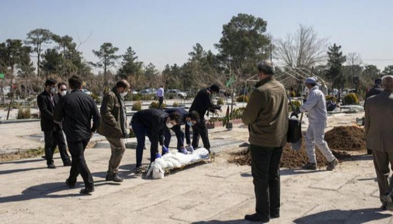 إيران تمنع إجراء مراسم دفن لضحايا كورونا خوفا من فضح الأعداد الحقيقية