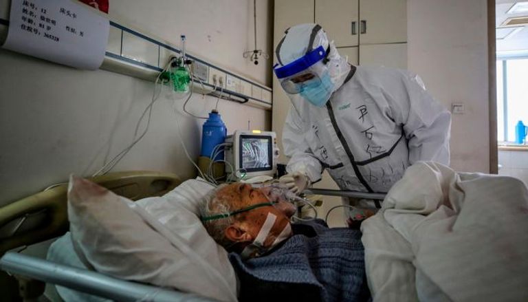 طبيب يعالج مريضا في مشتشفى بالصين - أرشيفية