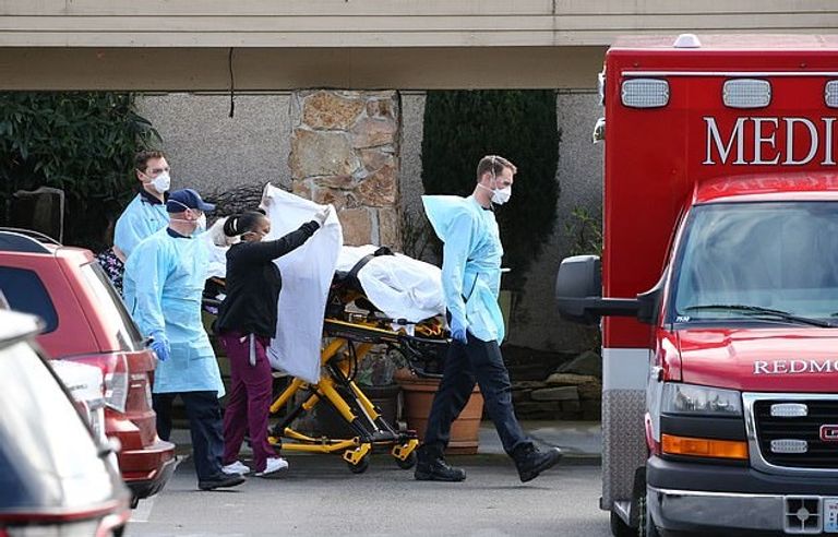 طبيب يعالج مريضا في مشتشفى بالصين - أرشيفية