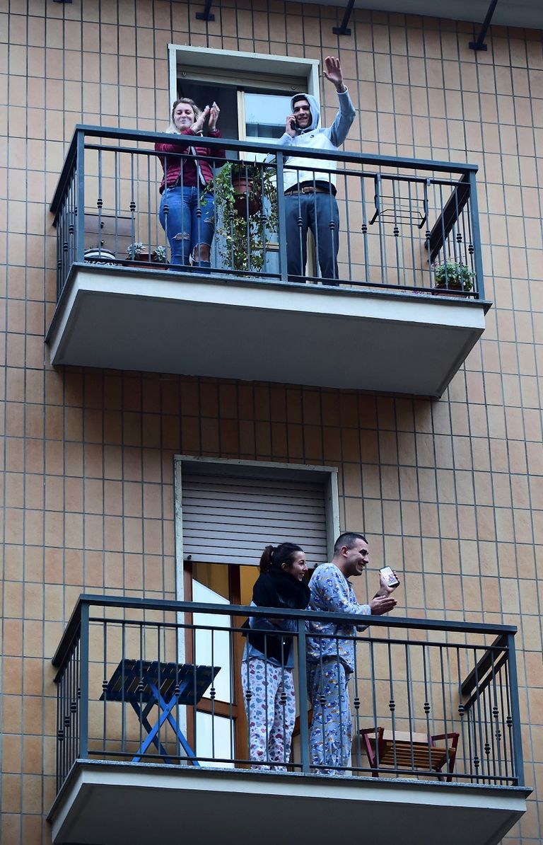 الغناء وسيلة الإيطاليين لمواجهة الحجر الصحي