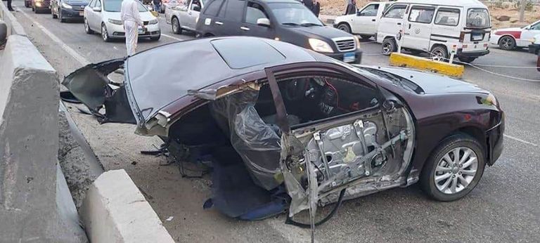 صورة متداولة لانشطار سيارة هيونداي إلنترا إلى نصفين