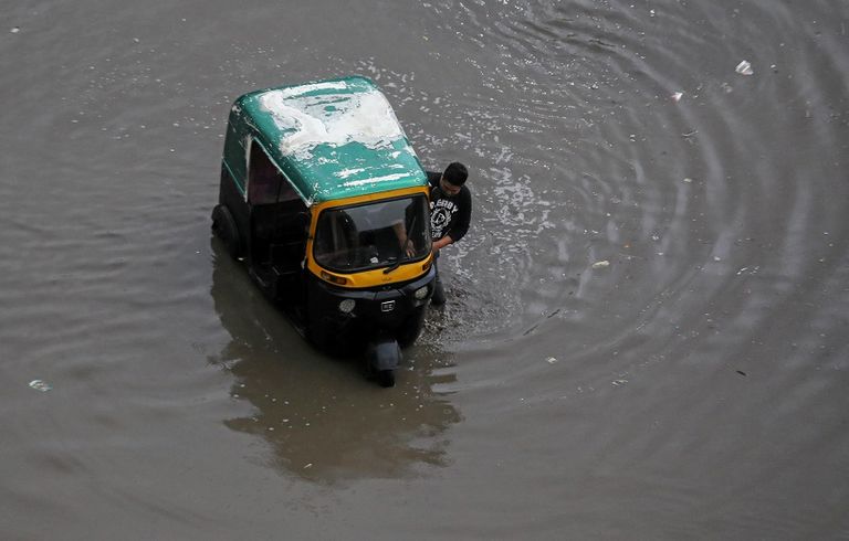 مواطنون يركبون دراجة نارية بأحد شوارع القاهرة