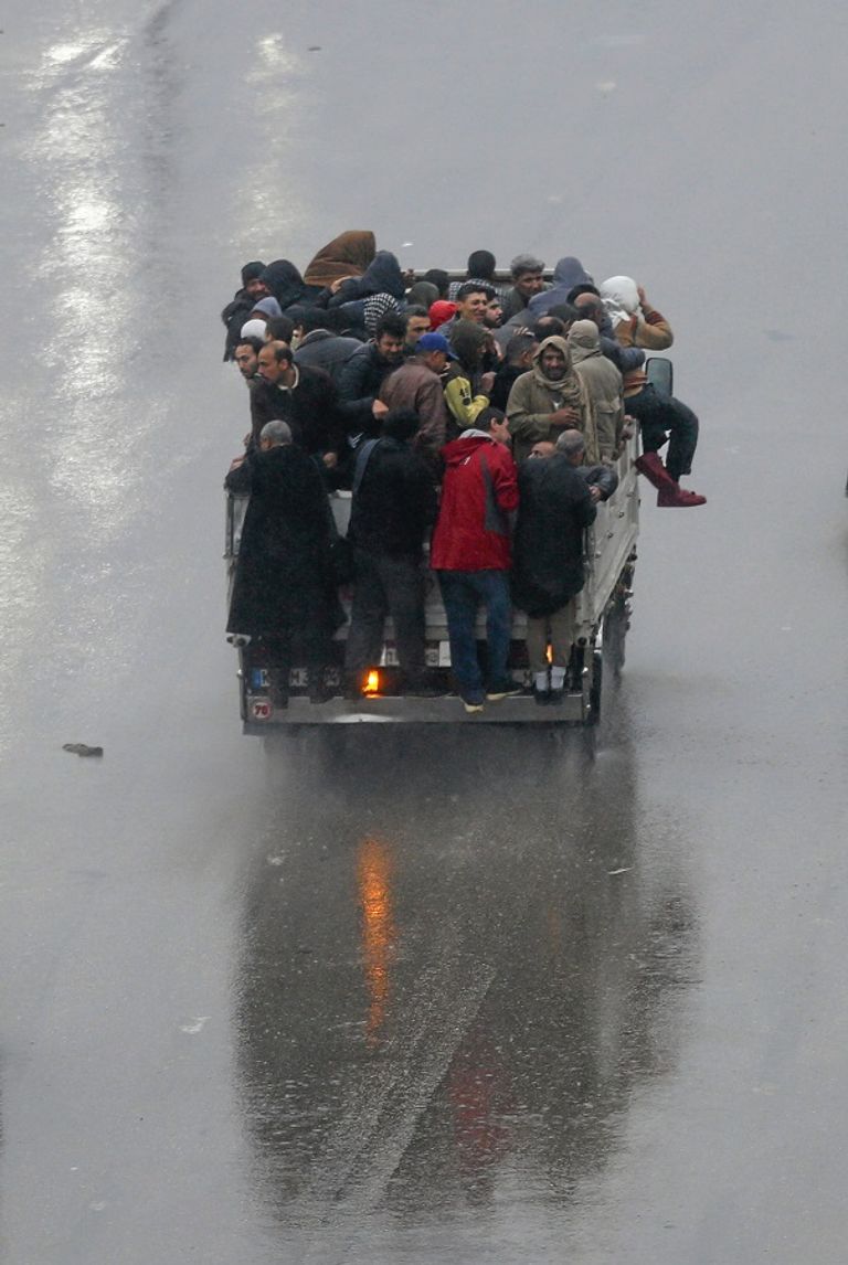 مواطنون يركبون دراجة نارية بأحد شوارع القاهرة