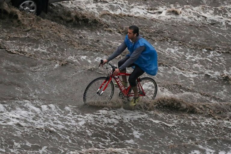مواطنون يركبون دراجة نارية بأحد شوارع القاهرة