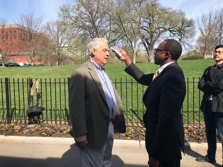 البيت الأبيض يجري فحص درجات الحرارة للصحفيين قبل المؤتمر الصحفي