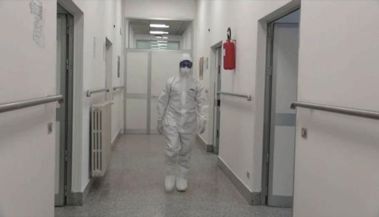 عامل يتولى تطهير الغرف بمستشفى عسكري في إيطاليا
