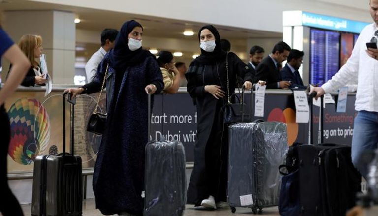 مسافرتان ترتديان الكمامة في مطار أبوظبي