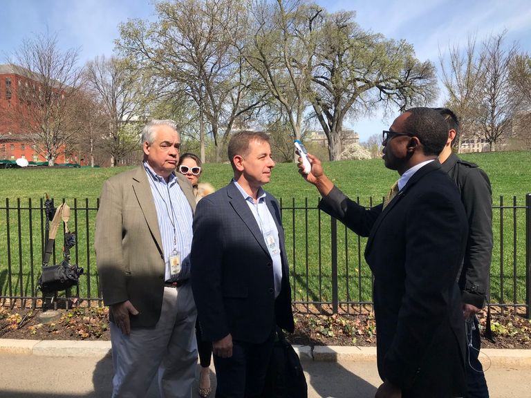 البيت الأبيض يجري فحص درجة حرارة للصحفيين