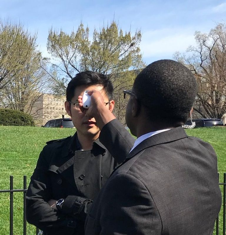 البيت الأبيض يجري فحص درجة حرارة للصحفيين