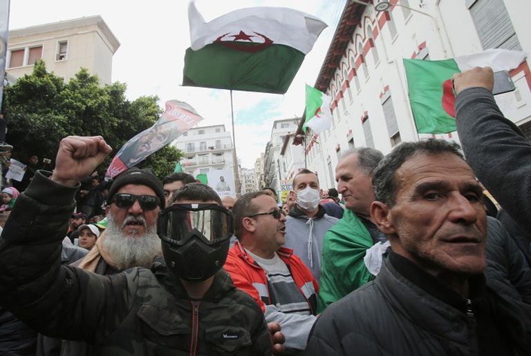 كورونا لم يمنع الجزائريين من التظاهر
