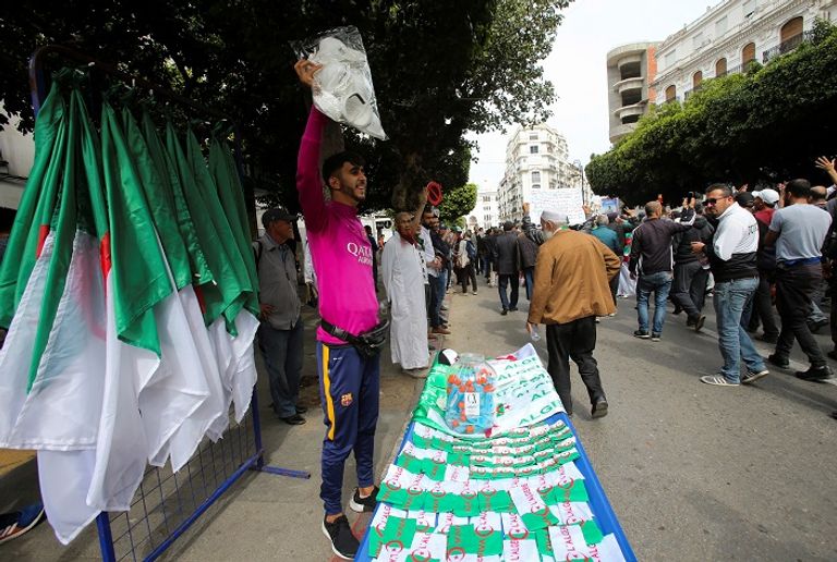 كورونا لم يمنع الجزائريين من التظاهر