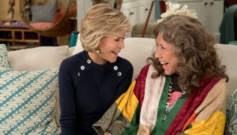 لقطة من المسلسل الكوميدي الجماهيري Grace and Frankie "جريس أند فرانكي".