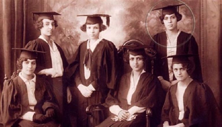 أول فتيات مصريات التحقن بالجامعة المصرية