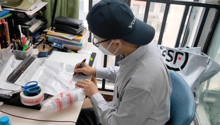 طبيب يسجل عبوات علاج فيروس نقص المناعة البشرية