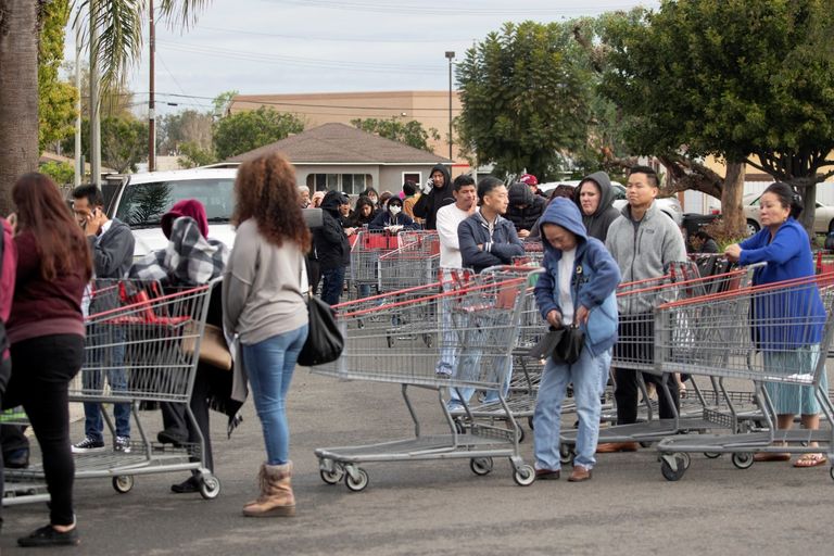 يصطف المتسوقون قبل الافتتاح في متجر كوستكو ، بعد تقارير عن حالات مرض فيروس التاجي (COVID-19) في البلاد ، في سياتل - رويترز يصطف متسوقون أمام متجر كوستكو بسياتل الأمريكية - رويترز