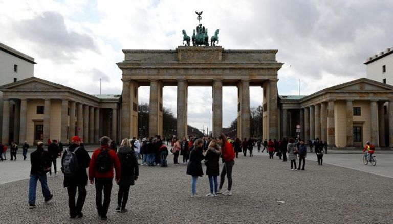 ألمان أمام بوابة براندنبورج في برلين
