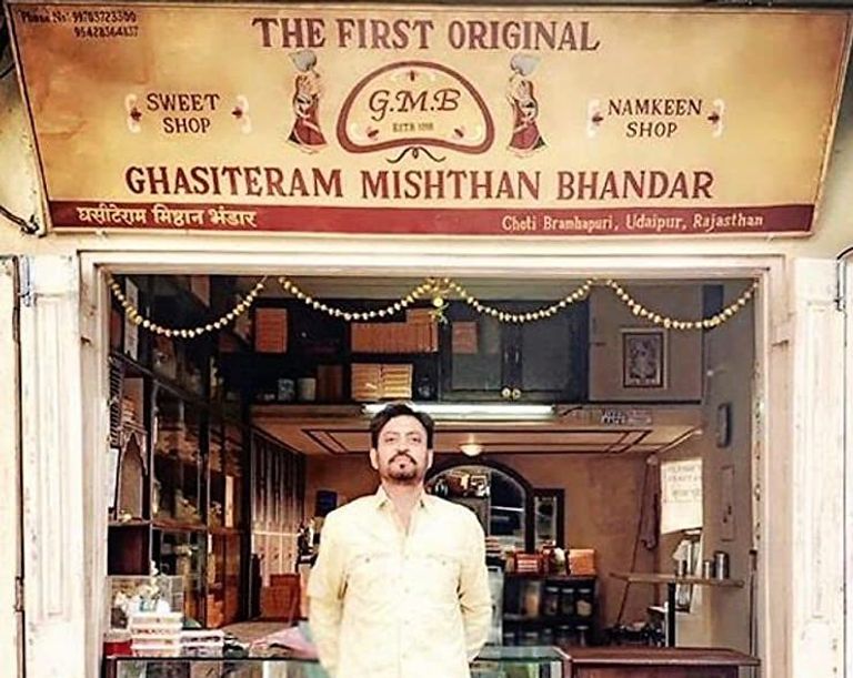 لقطة من الفيلم للأب عرفان خان