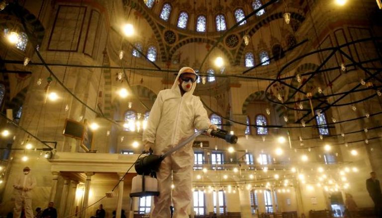 عامل يتولى تطهير مسجد في تركيا