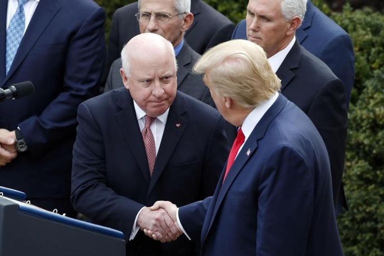 أحد الحاضرين يتجاهل مصافحة ترامب