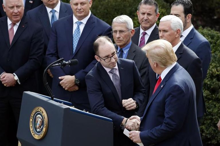 أحد الحاضرين يتجاهل مصافحة ترامب