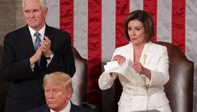 دونالد ترامب يصافح نانسي بيلوسي - أرشيفية