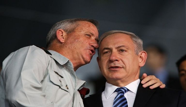 دونالد ترامب يصافح نانسي بيلوسي - أرشيفية