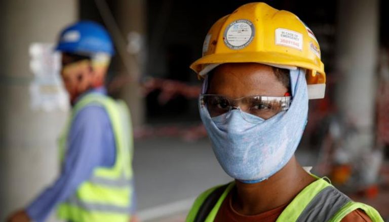 العمال يعانون ظروفا صعبة في قطر
