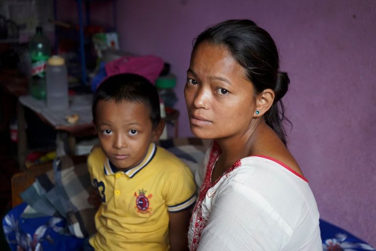 نيرمالا باكرين أرملة عامل نيبالي توفي في قطر العمال يعانون ظروفا صعبة في قطر