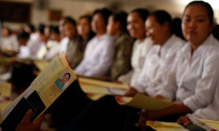 قطر تشغل 2 مليون عامل مهاجر العمال يعانون ظروفا صعبة في قطر